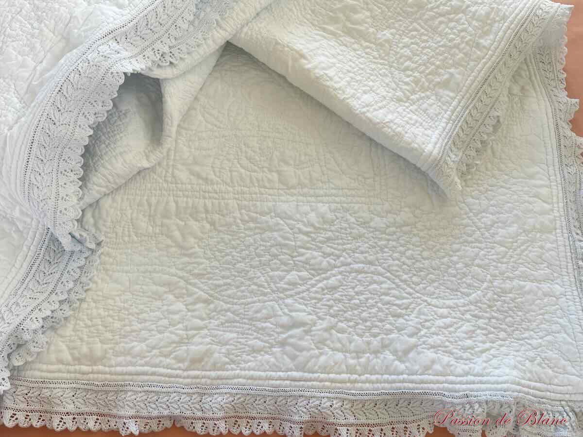 Rare couverture piquée époque XIXe réalisée main sur coton blanc – Image 4