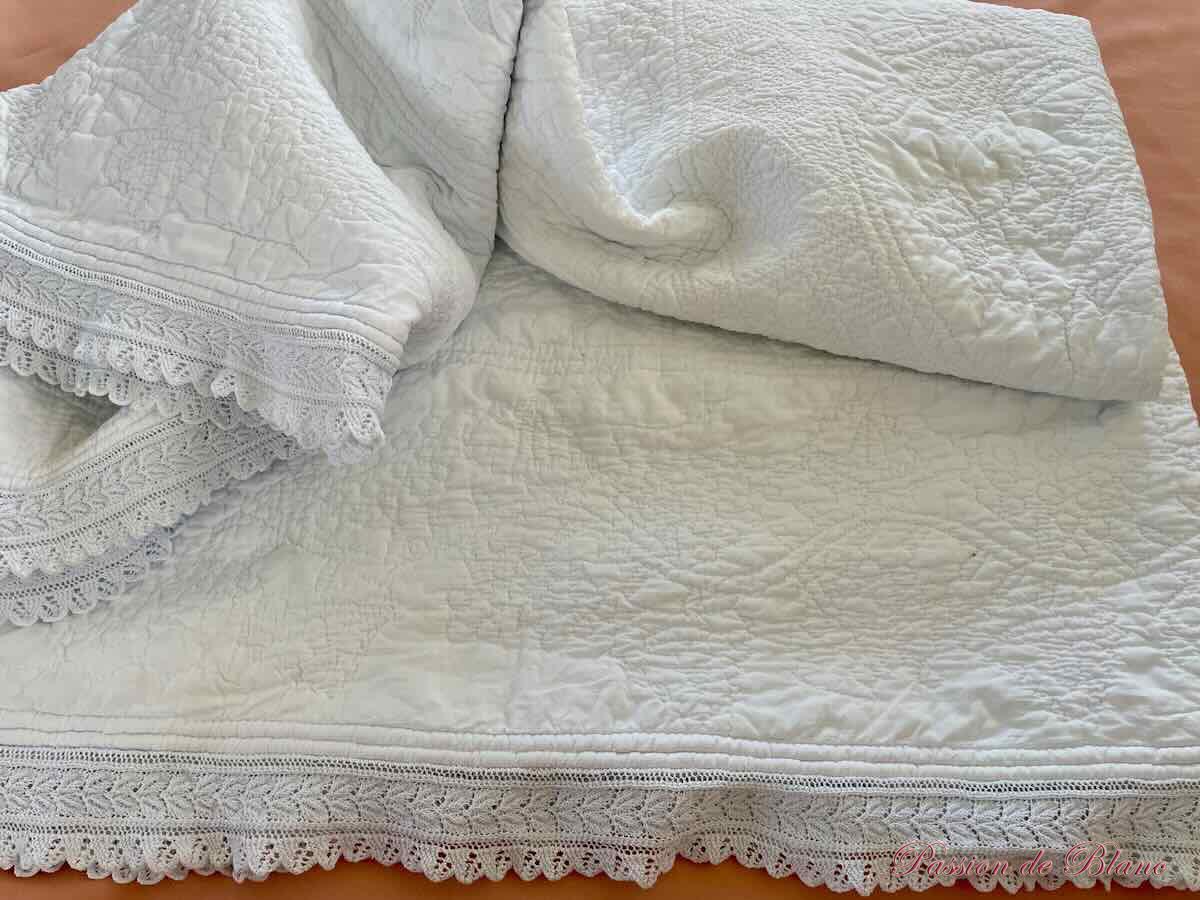 Rare couverture piquée époque XIXe réalisée main sur coton blanc – Image 2