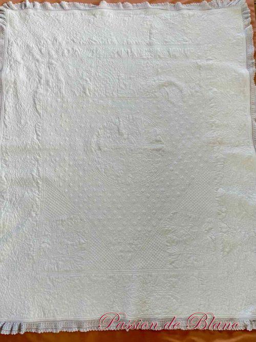 Rare couverture piquée époque XIXe réalisée main sur coton blanc