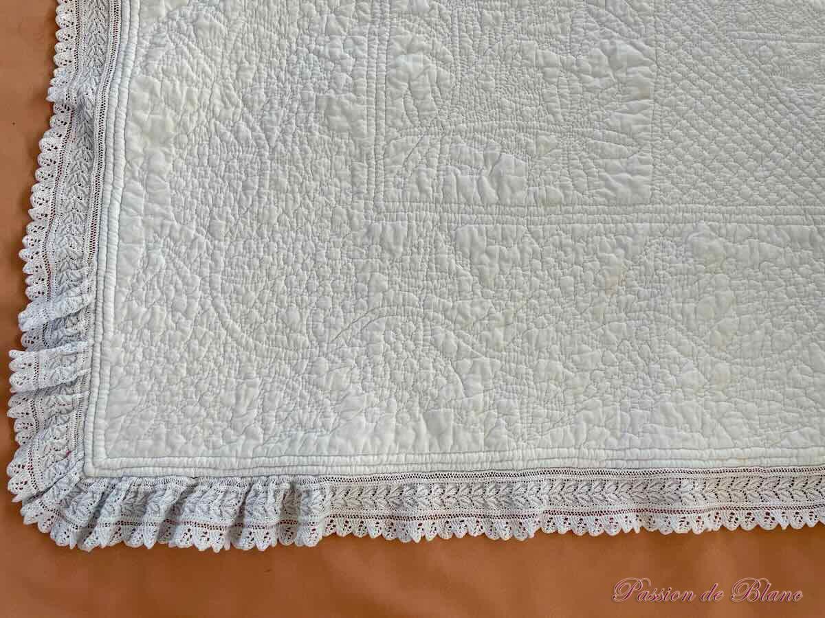 Rare couverture piquée époque XIXe réalisée main sur coton blanc – Image 11