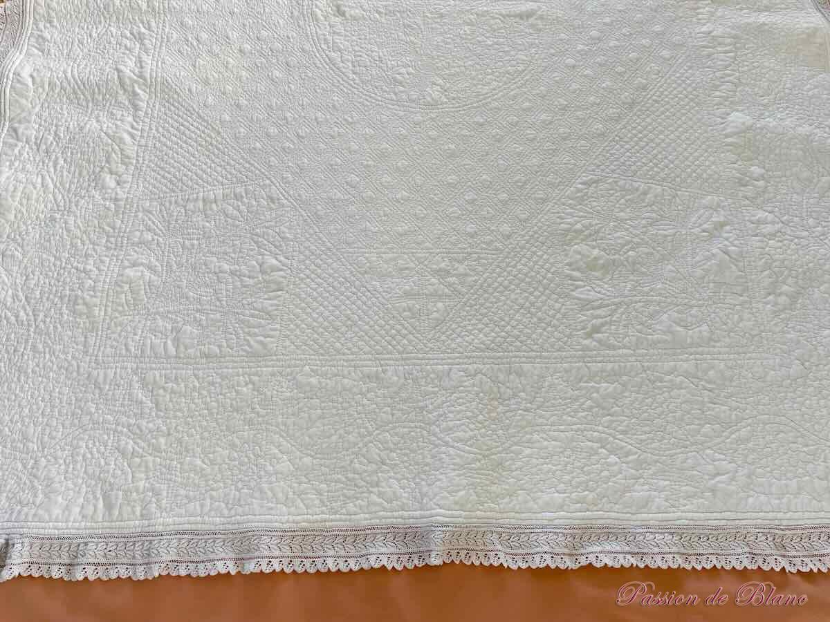 Rare couverture piquée époque XIXe réalisée main sur coton blanc – Image 10