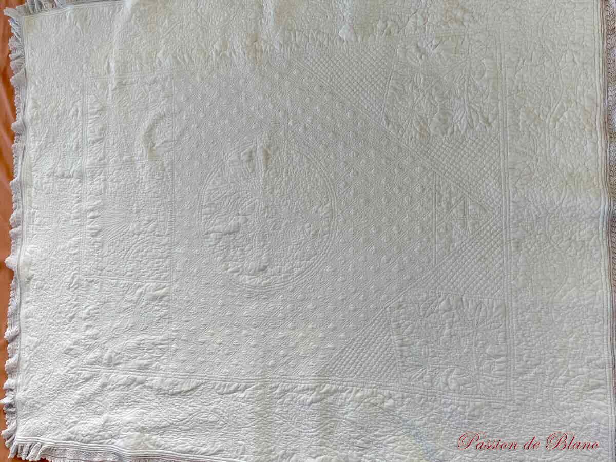 Rare couverture piquée époque XIXe réalisée main sur coton blanc – Image 9