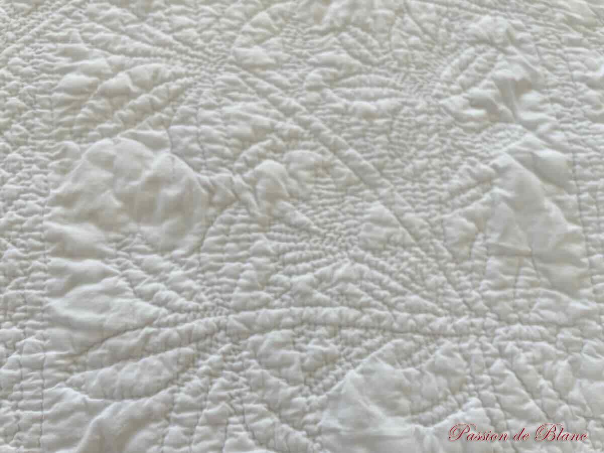 Rare couverture piquée époque XIXe réalisée main sur coton blanc – Image 8