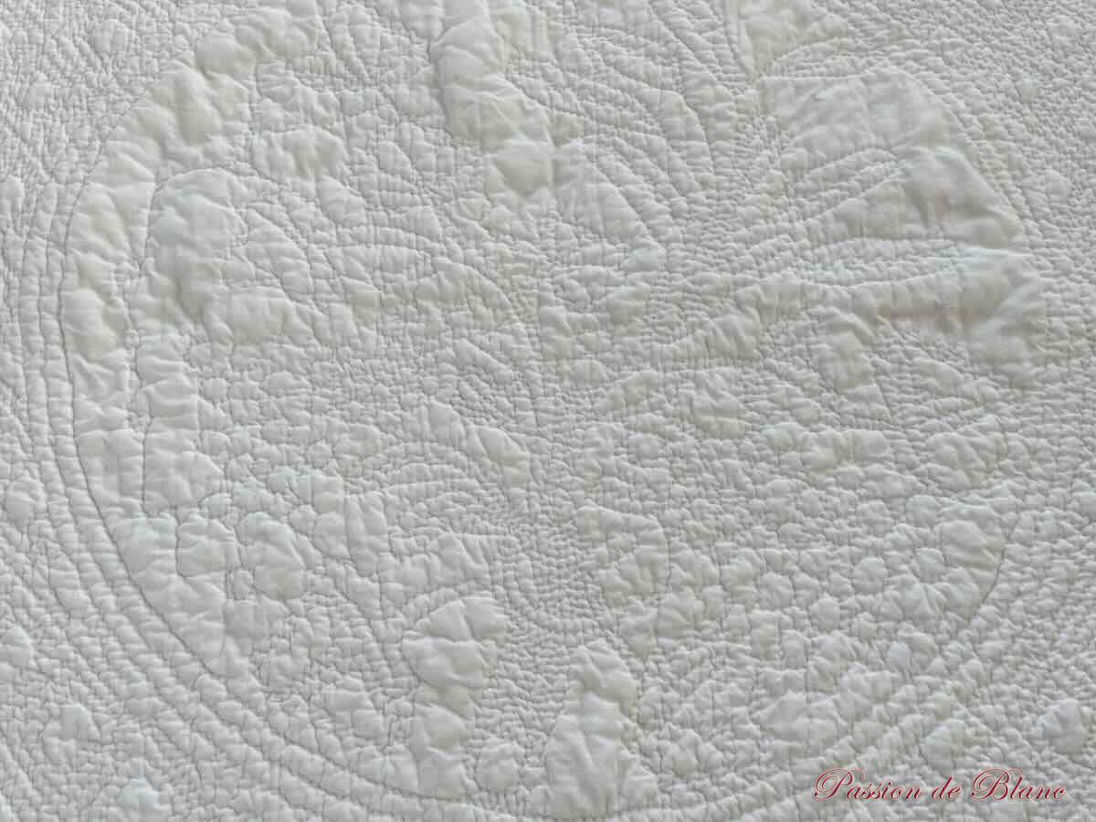 Rare couverture piquée époque XIXe réalisée main sur coton blanc – Image 7