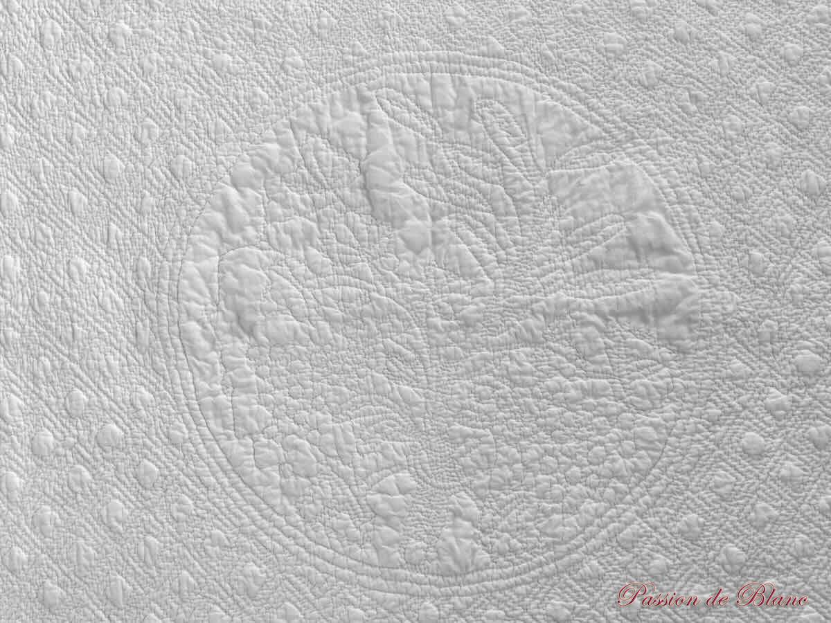 Rare couverture piquée époque XIXe réalisée main sur coton blanc – Image 6