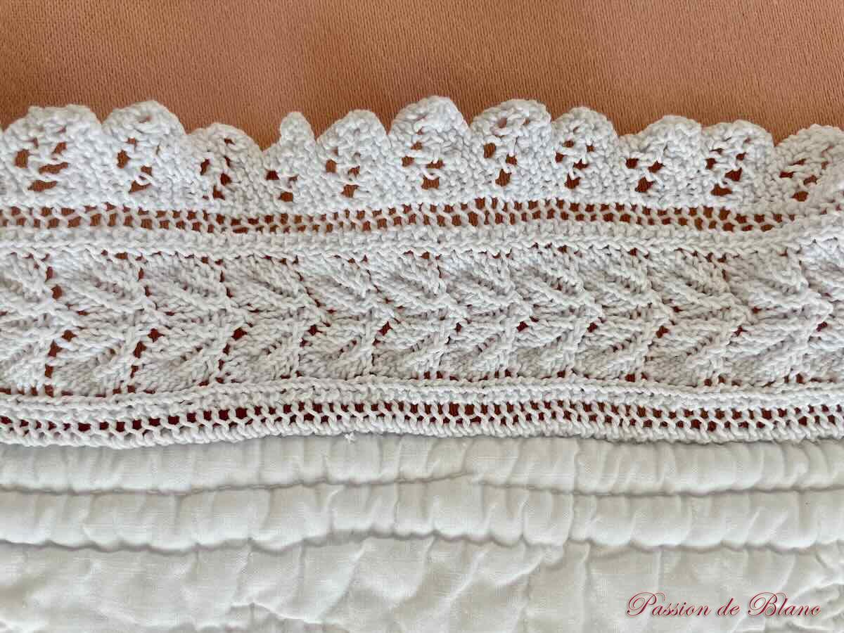 Rare couverture piquée époque XIXe réalisée main sur coton blanc – Image 5