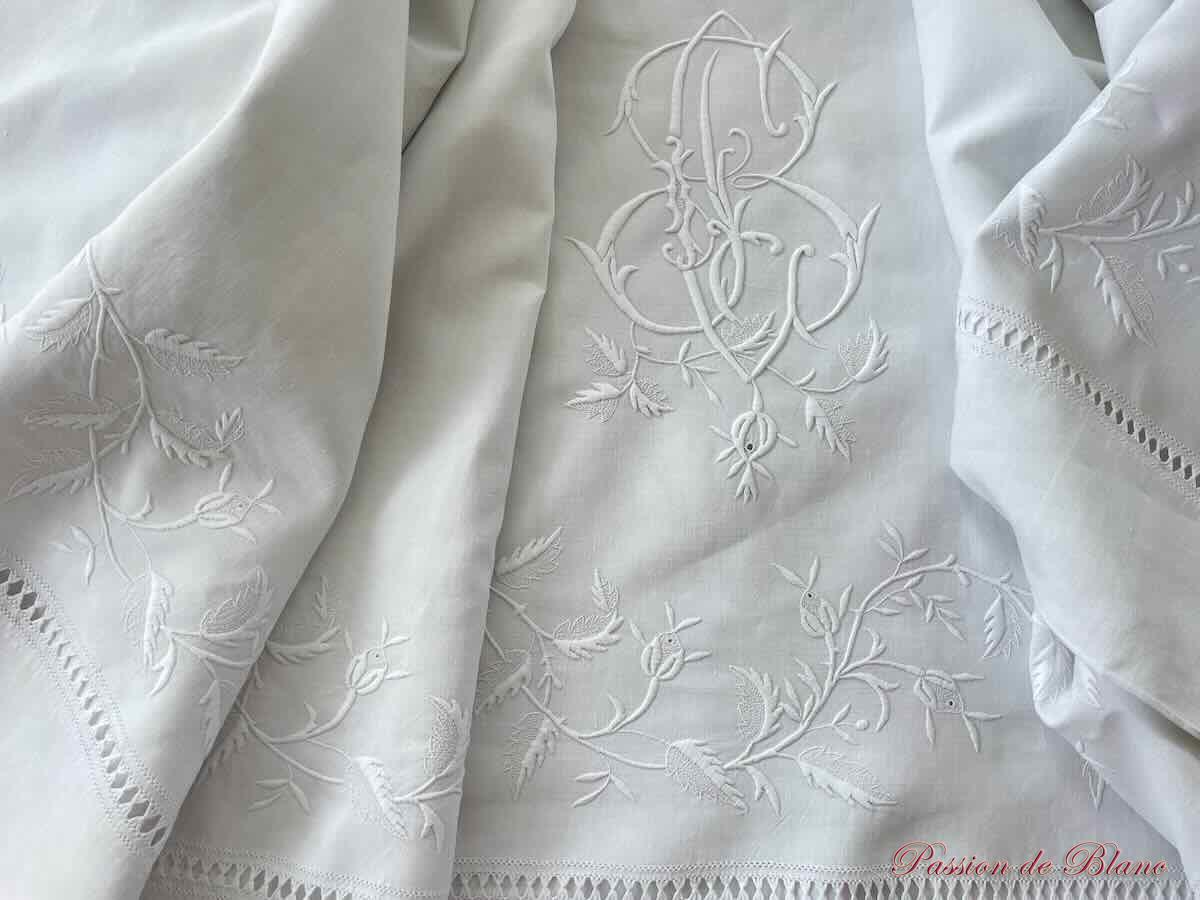 Drap avec broderie à l'aiguille