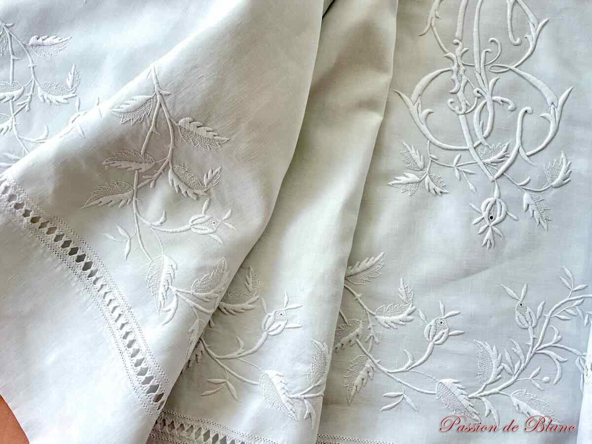 Grand drap de lin fin avec somptueuses broderies, monogramme CB – Image 3