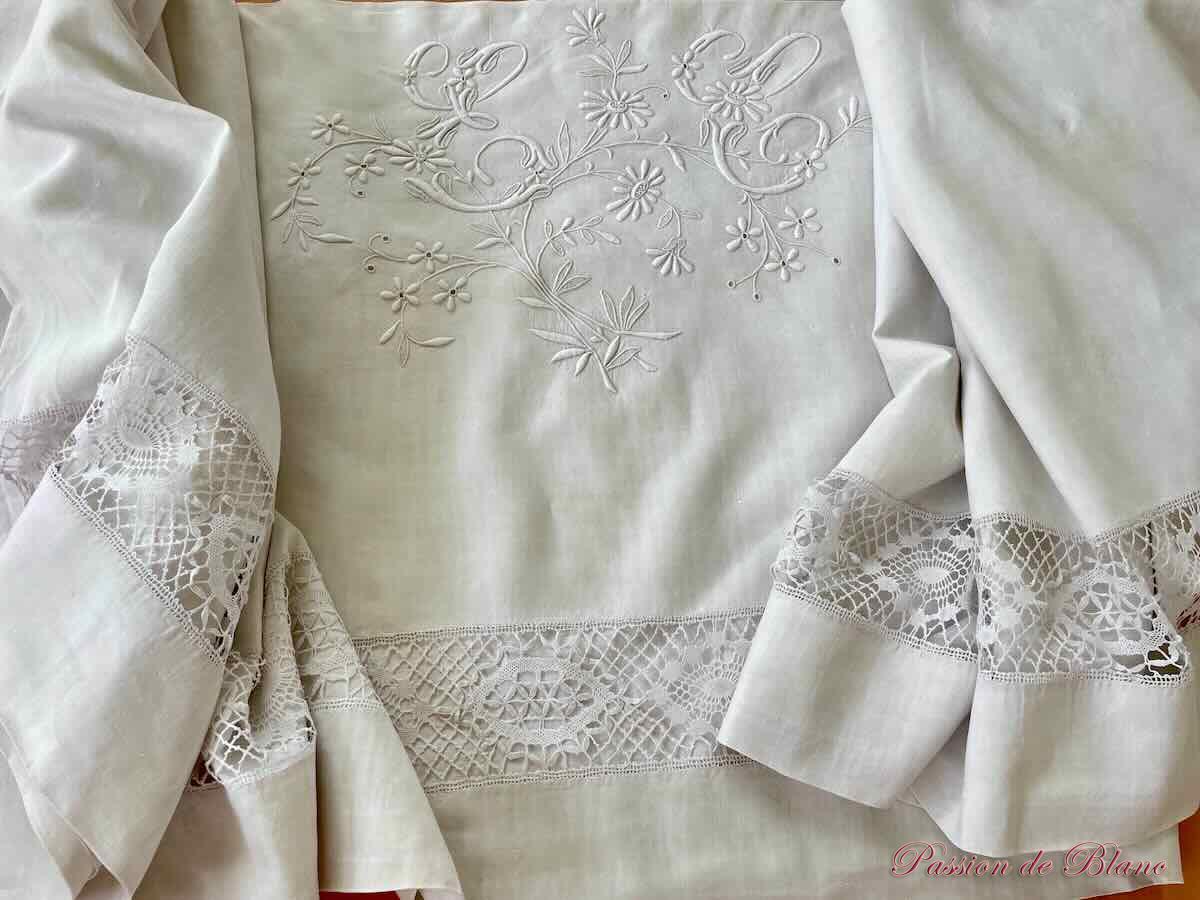 Drap de lin avec grand monogramme EC et entre-deux de dentelle aux fuseaux – Image 2