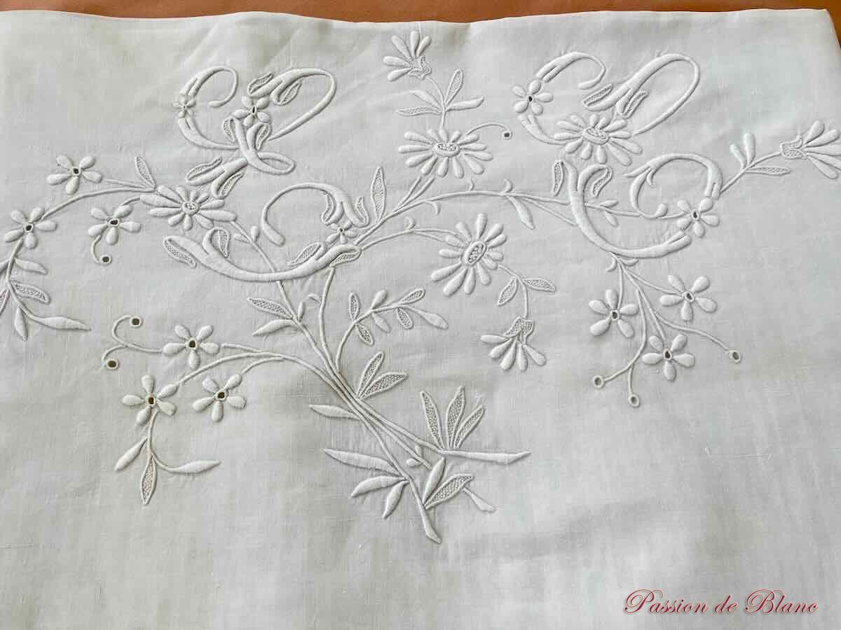 Drap de lin avec grand monogramme EC et entre-deux de dentelle aux fuseaux – Image 4