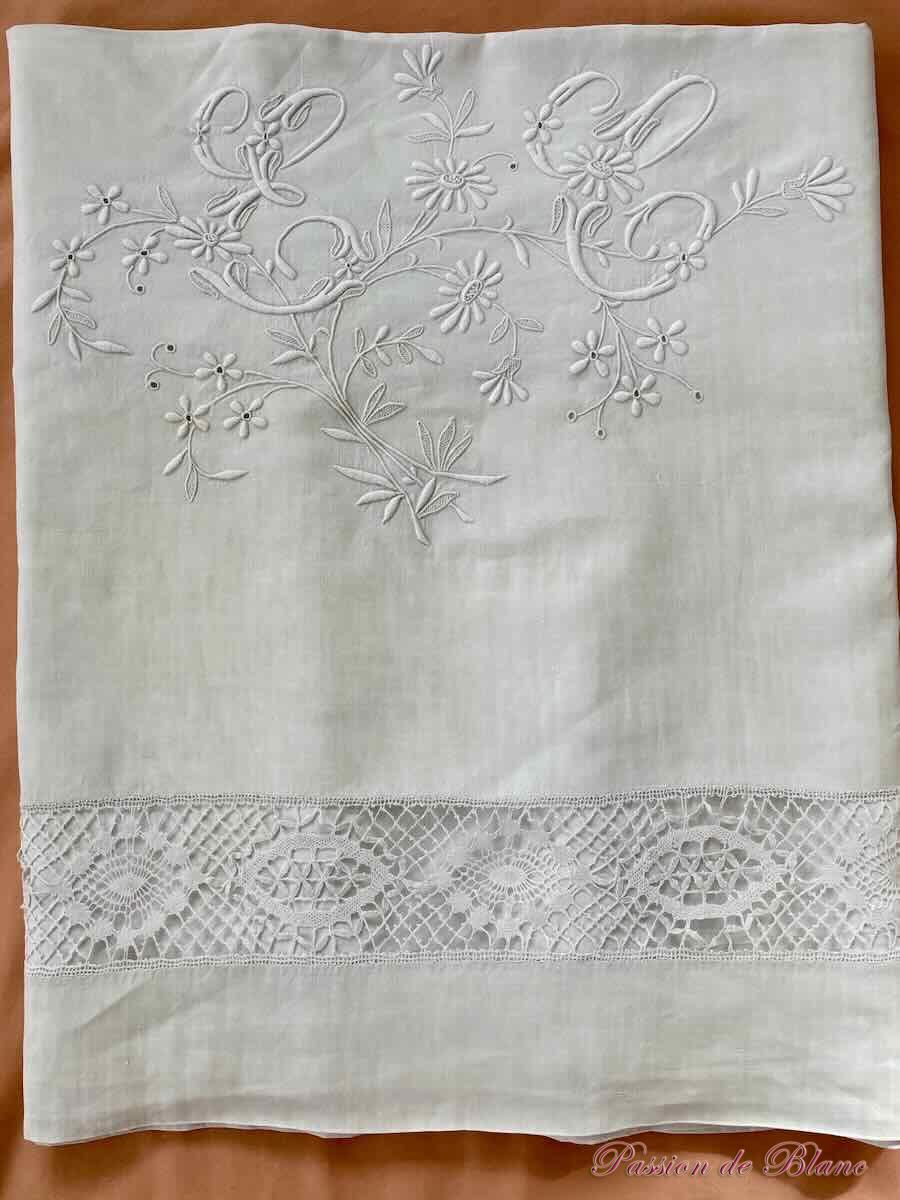 Drap de lin avec grand monogramme EC et entre-deux de dentelle aux fuseaux – Image 5