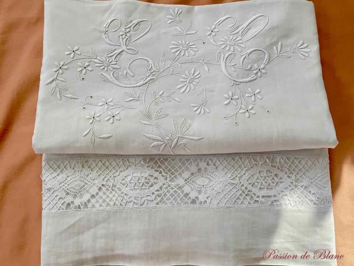 Drap de lin avec grand monogramme EC et entre-deux de dentelle aux fuseaux – Image 3