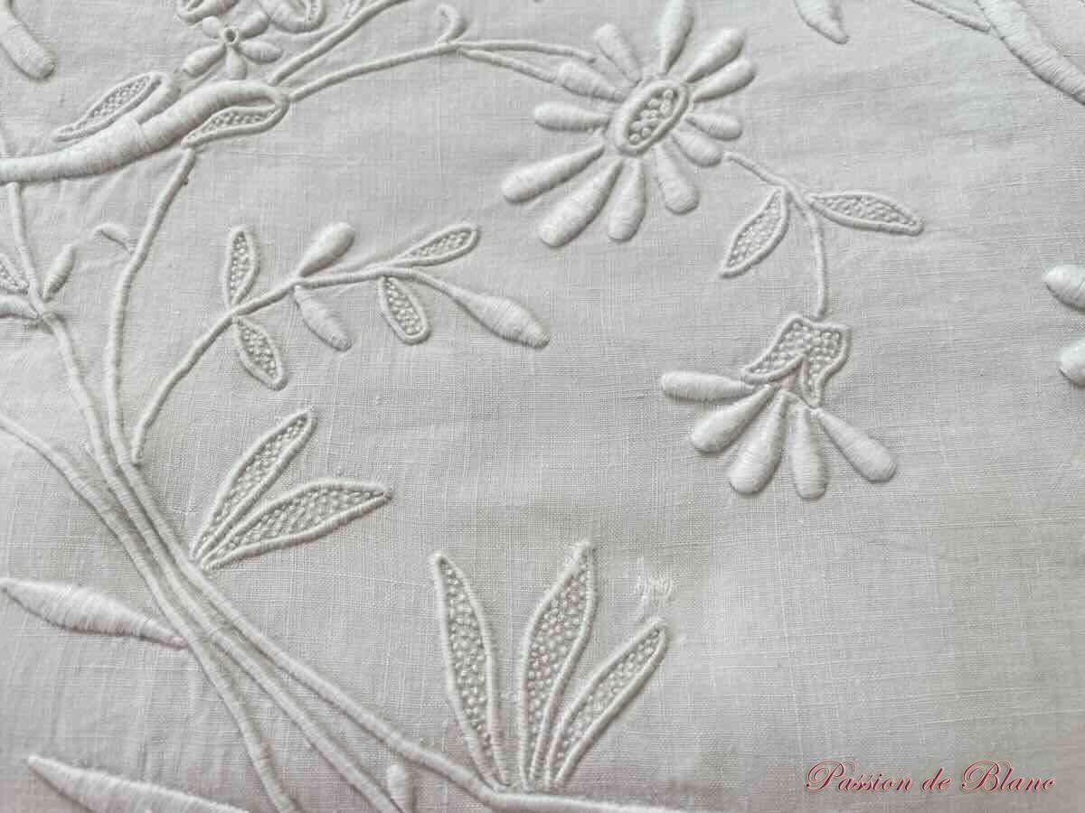 Drap de lin avec grand monogramme EC et entre-deux de dentelle aux fuseaux – Image 7