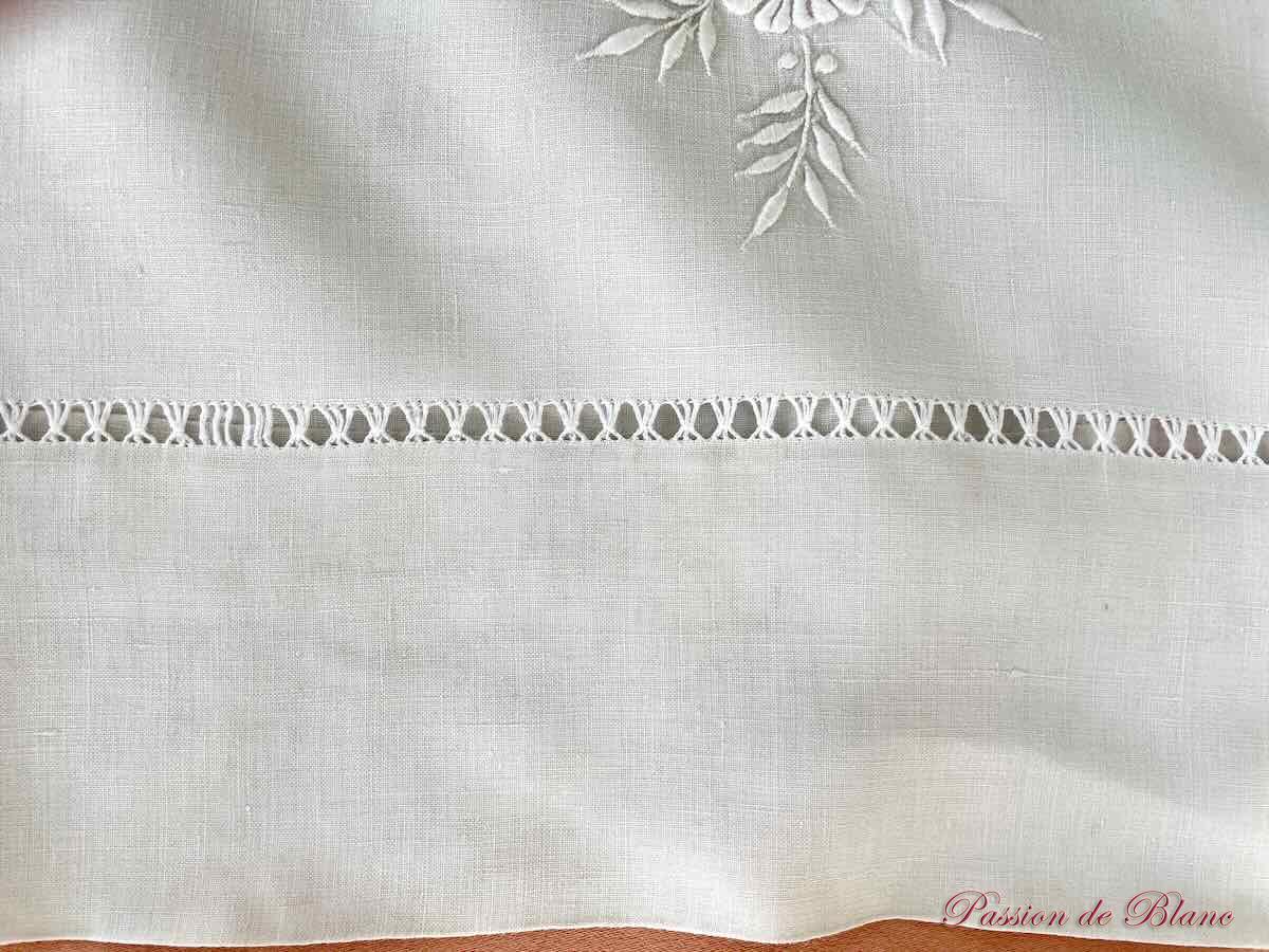 Drap de fil de lin avec somptueuse broderie main pour le monogramme MJ – Image 8