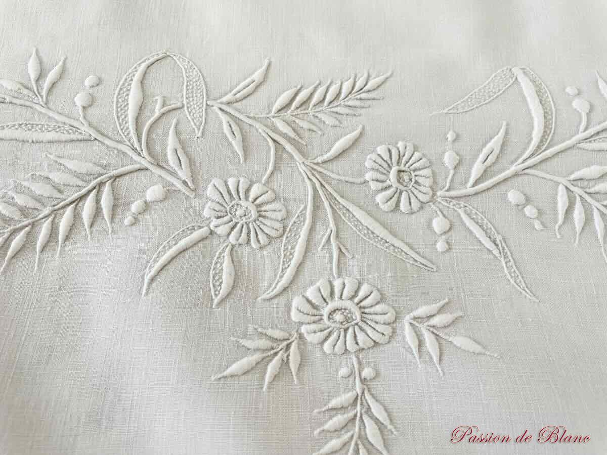 Drap de fil de lin avec somptueuse broderie main pour le monogramme MJ – Image 7