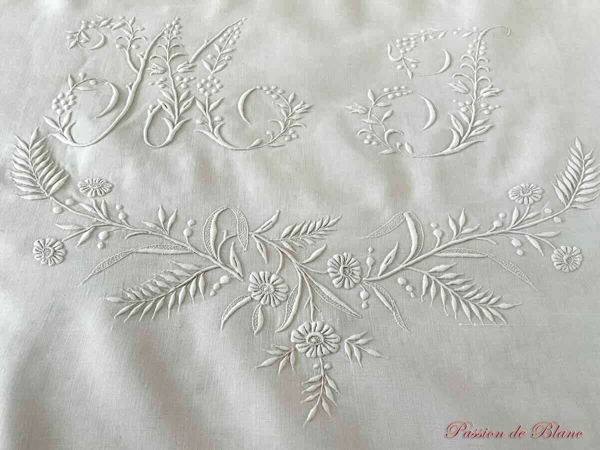 Drap de fil de lin avec somptueuse broderie main pour le monogramme MJ – Image 6