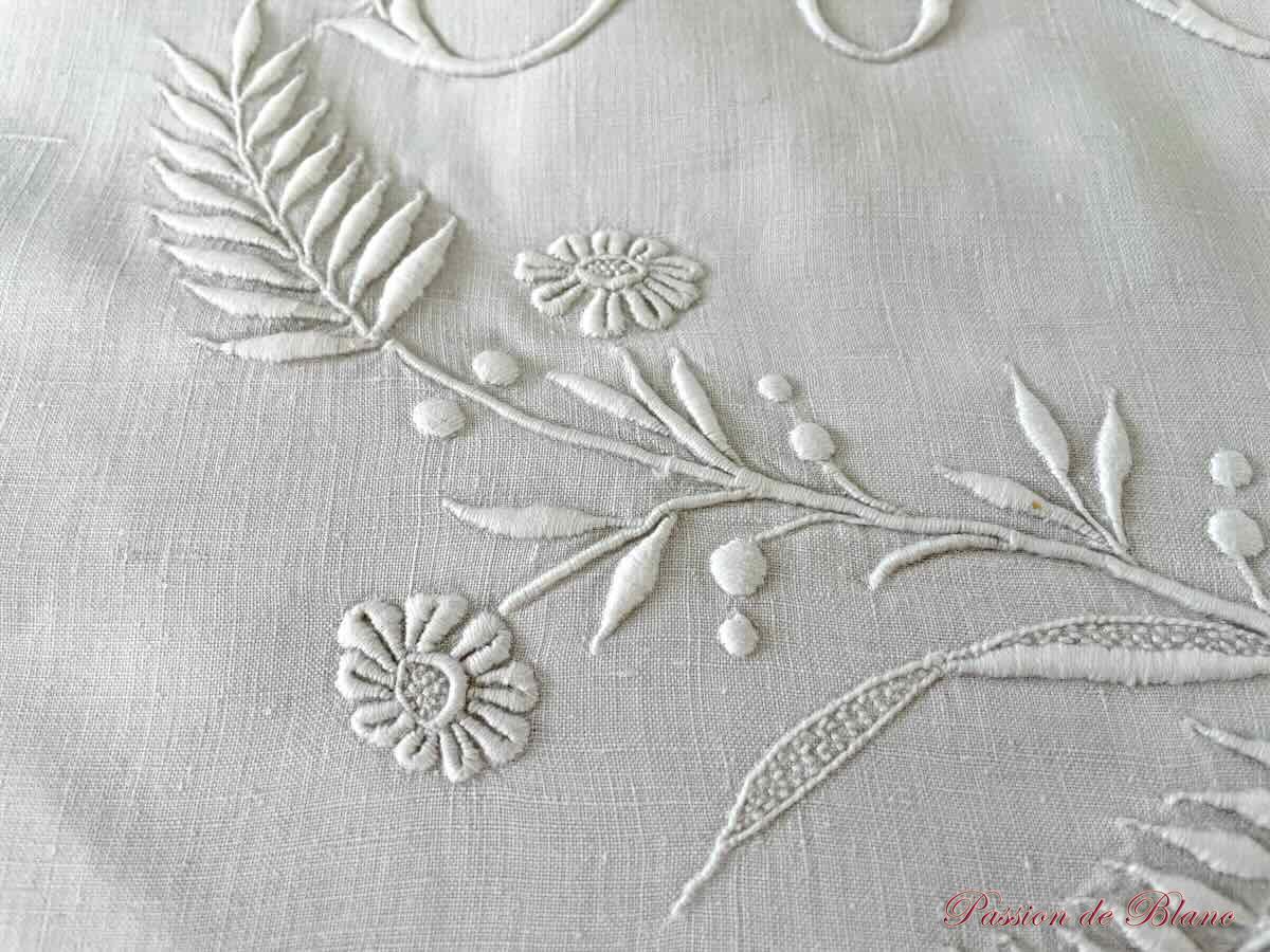 Drap de fil de lin avec somptueuse broderie main pour le monogramme MJ – Image 5