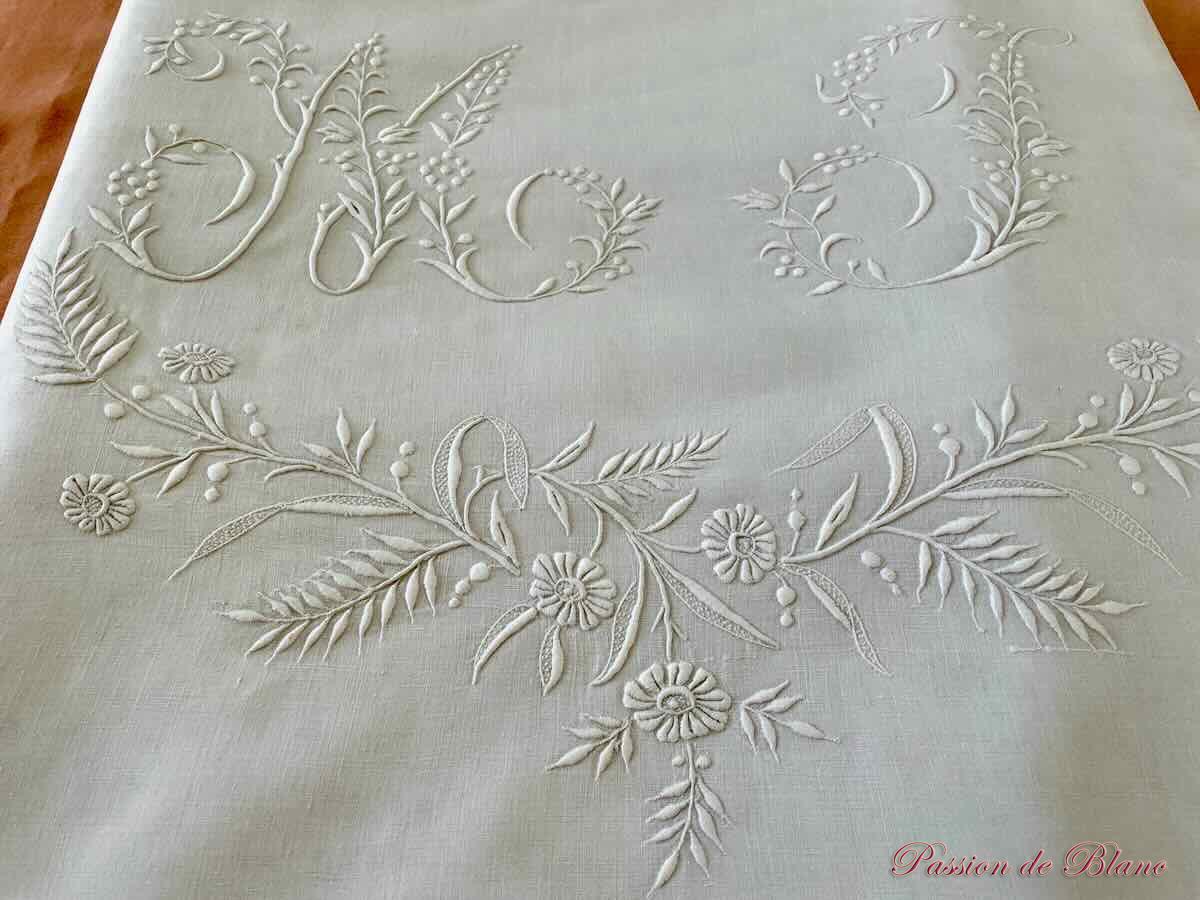 Drap de fil de lin avec somptueuse broderie main pour le monogramme MJ – Image 3