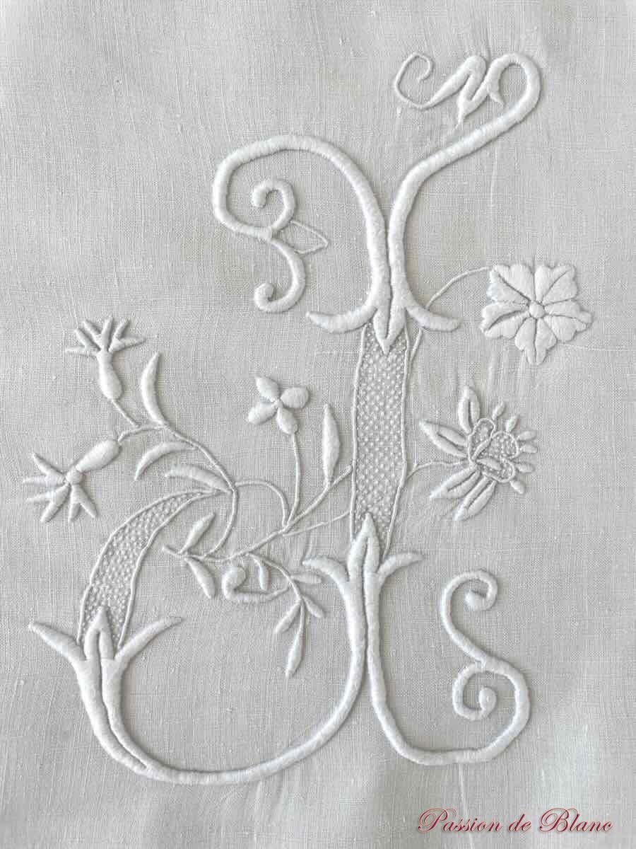 Grand drap avec retours brodés sur toile en lin fin blanc et monogramme JC – Image 3