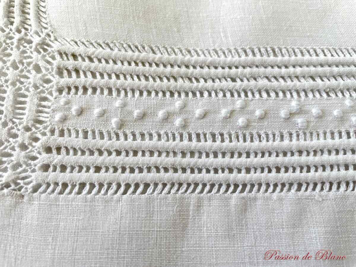 Grand drap avec retours brodés sur toile en lin fin blanc et monogramme JC – Image 7