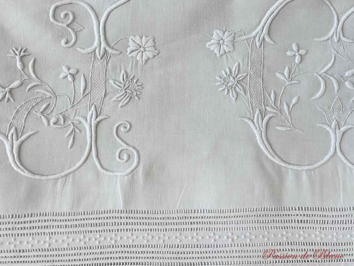 Grand drap avec retours brodés sur toile en lin fin blanc et monogramme JC – Image 2