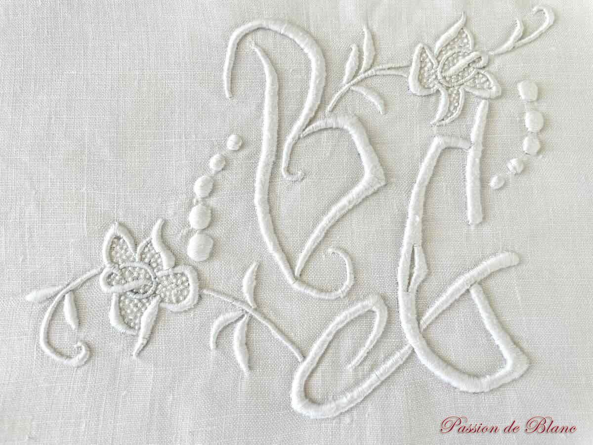 Drap de lin fin, monogramme "BG" broderie main avec dentelle du Puy en Velay aux fuseaux – Image 4