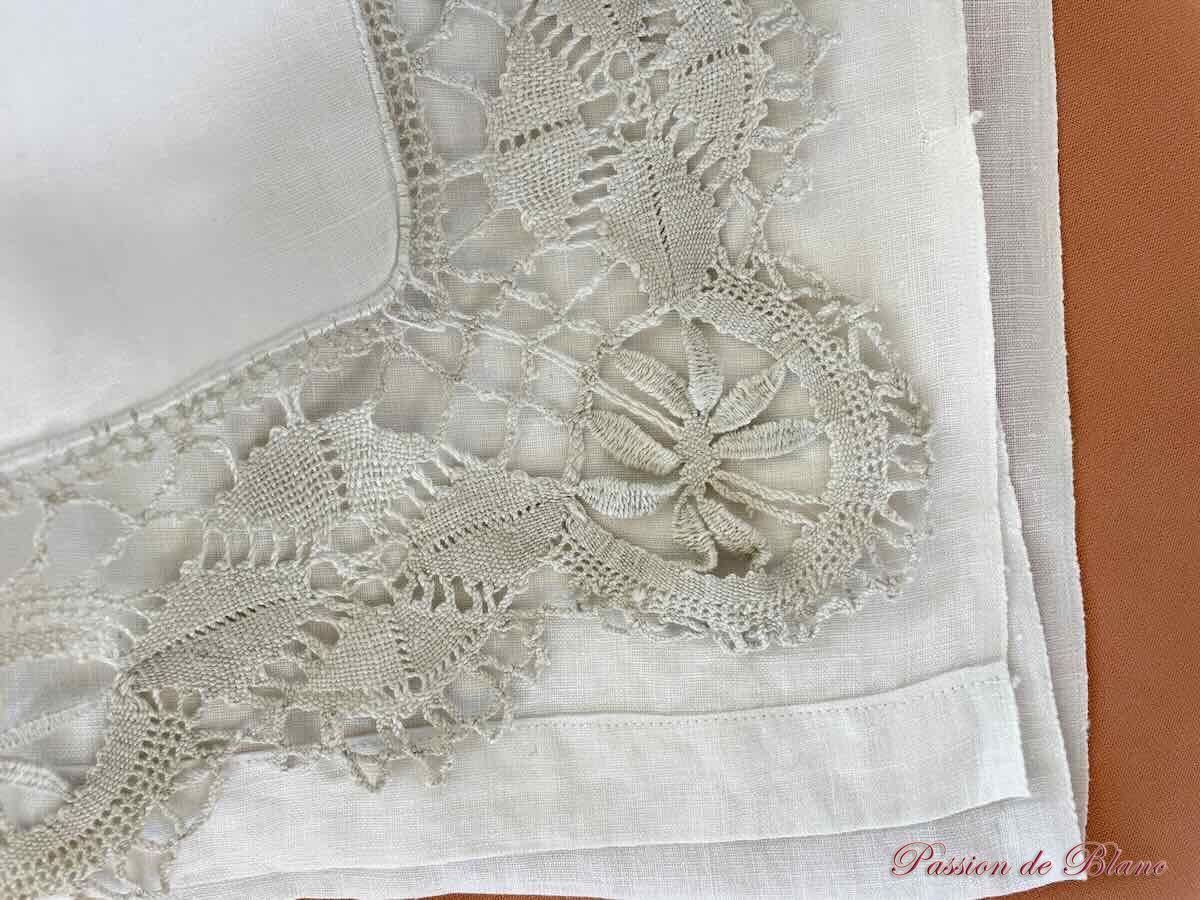 Drap de lin fin, monogramme "BG" broderie main avec dentelle du Puy en Velay aux fuseaux – Image 5