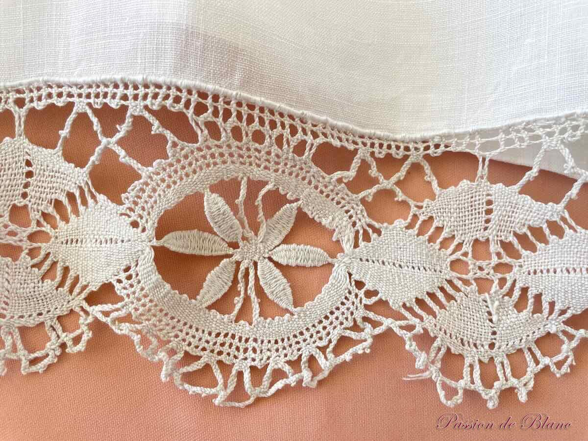 Drap de lin fin, monogramme "BG" broderie main avec dentelle du Puy en Velay aux fuseaux – Image 6