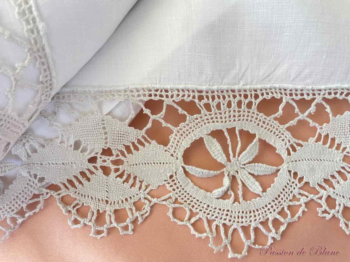 Drap de lin fin, monogramme "BG" broderie main avec dentelle du Puy en Velay aux fuseaux – Image 3