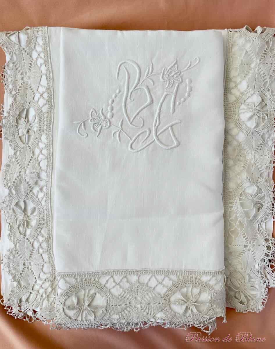 Drap de lin fin, monogramme "BG" broderie main avec dentelle du Puy en Velay aux fuseaux – Image 2
