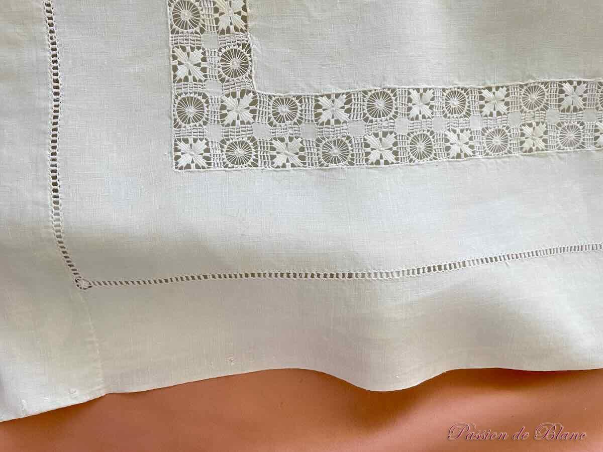 Drap en lin fin entièrement brodé main avec travail de jours complexes état neuf – Image 8