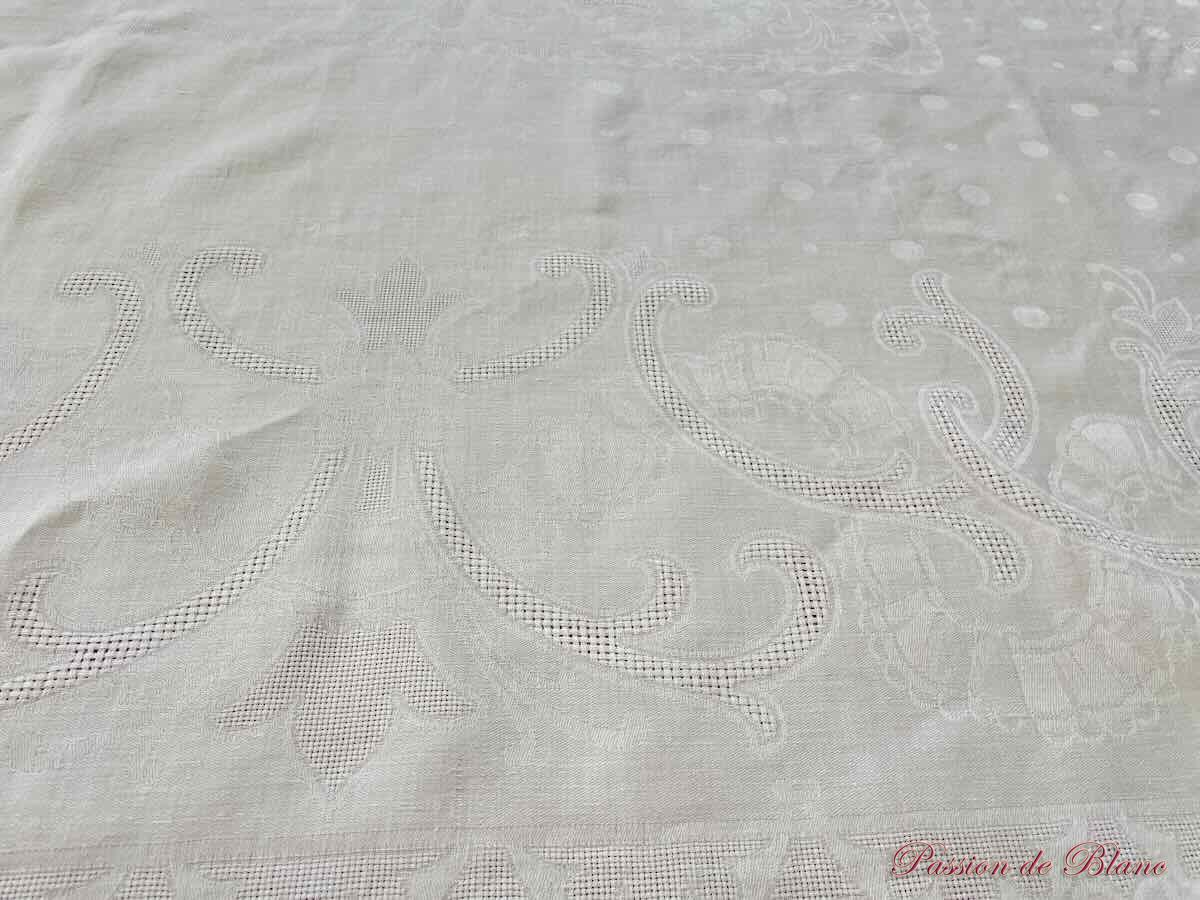 Nappe en damassé de lin fin avec 2 monogrammes AM et beaux motifs tissés – Image 6