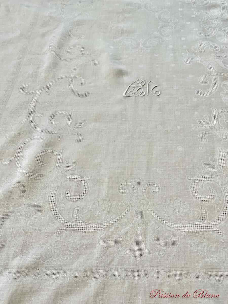 Nappe en damassé de lin fin avec 2 monogrammes AM et beaux motifs tissés – Image 3