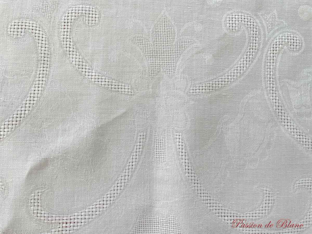Nappe en damassé de lin fin avec 2 monogrammes AM et beaux motifs tissés – Image 2