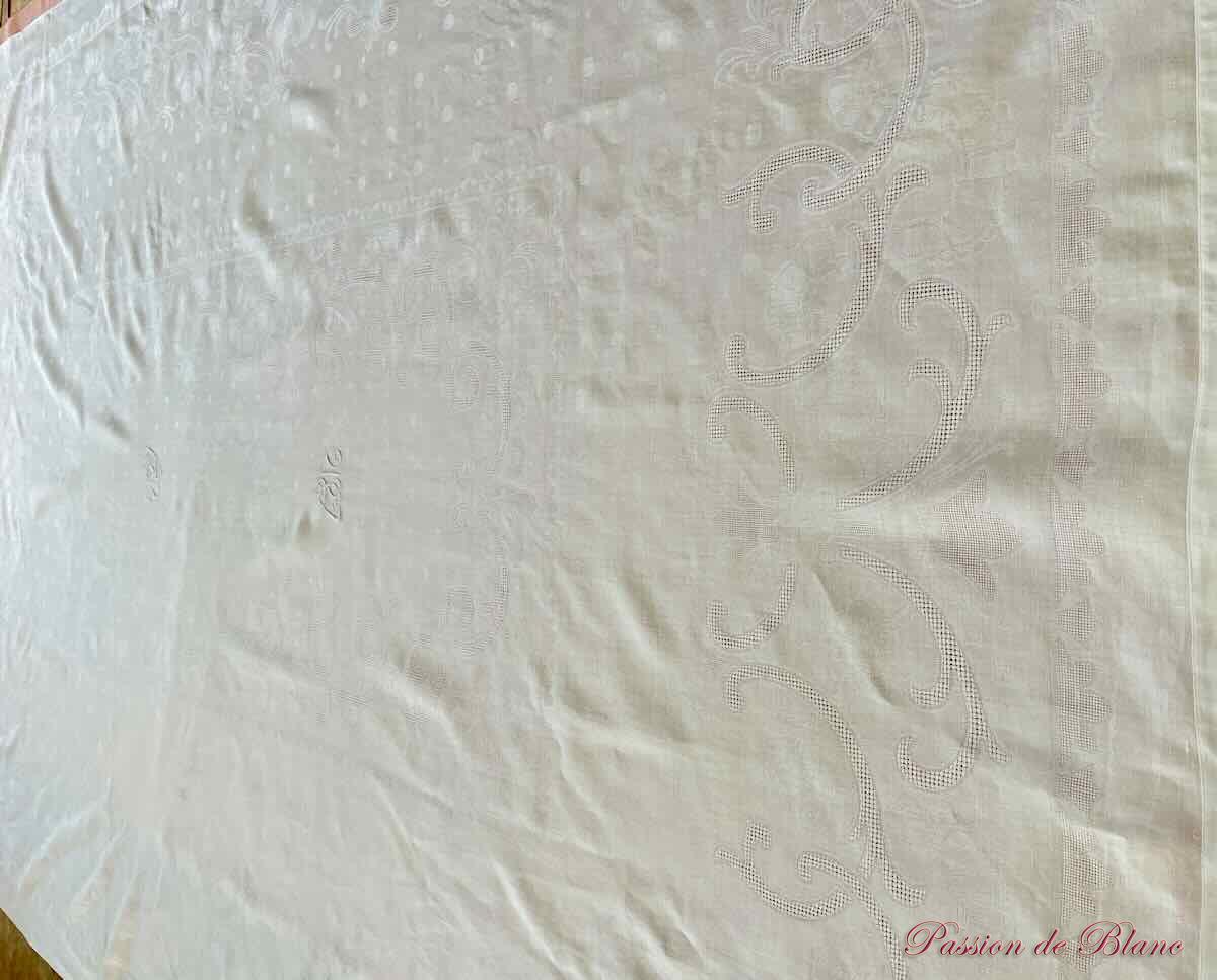 Nappe en damassé de lin fin avec 2 monogrammes AM et beaux motifs tissés – Image 5