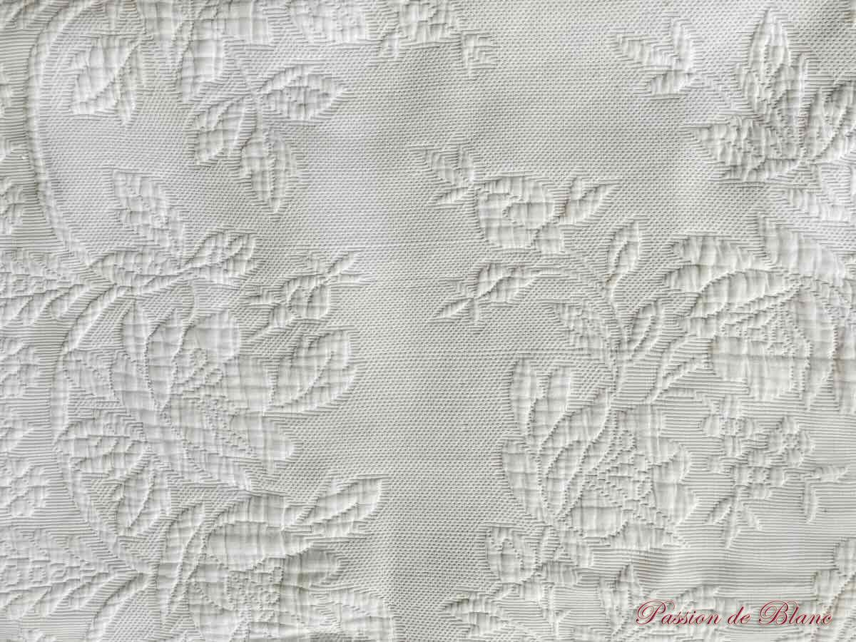 Couverture provençale en piqué blanc avec relief motifs floraux – Image 4