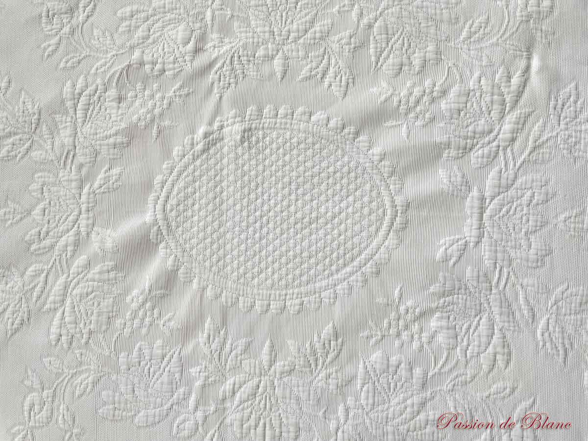 Couverture provençale en piqué blanc avec relief motifs floraux – Image 3