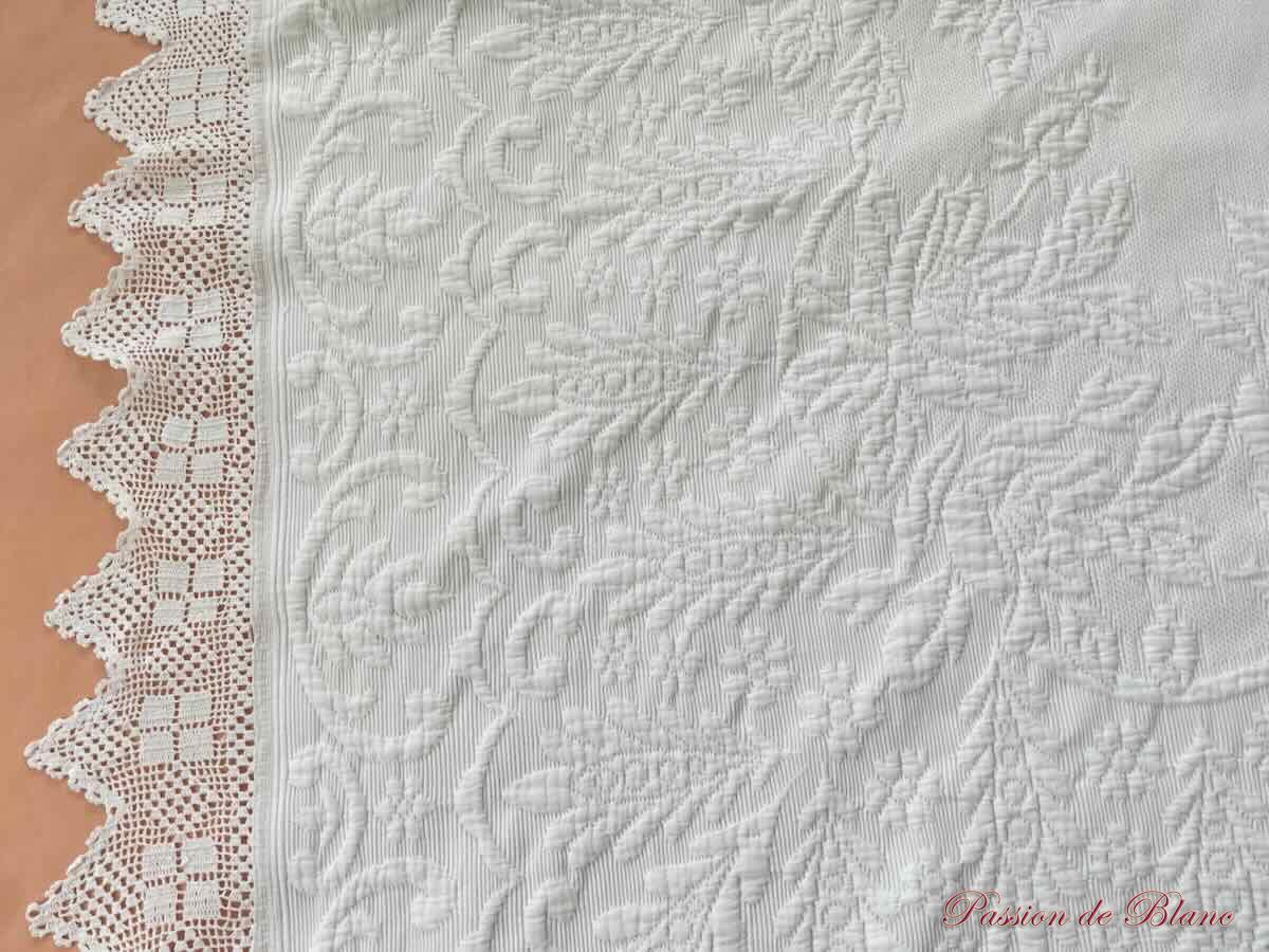 Couverture provençale en piqué blanc avec relief motifs floraux – Image 7