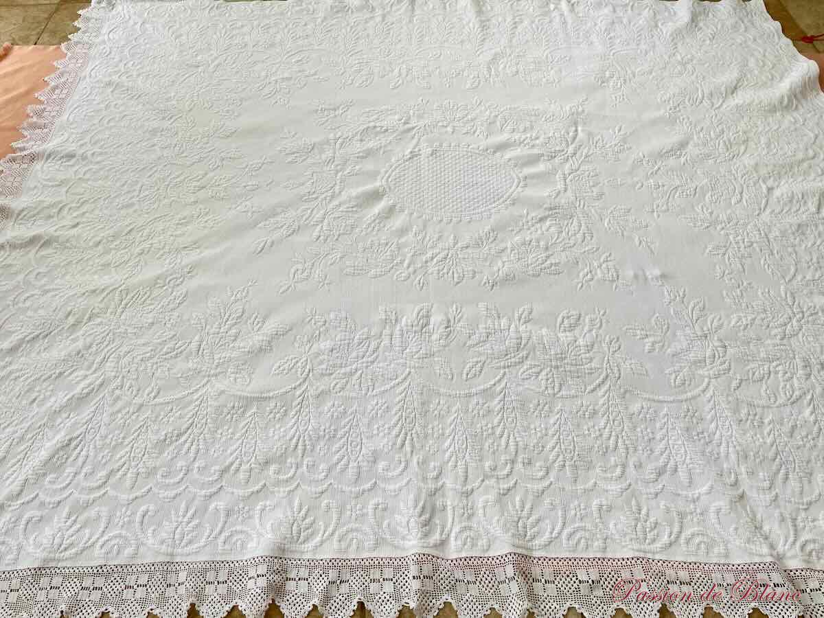 Couverture provençale en piqué blanc avec relief motifs floraux – Image 6