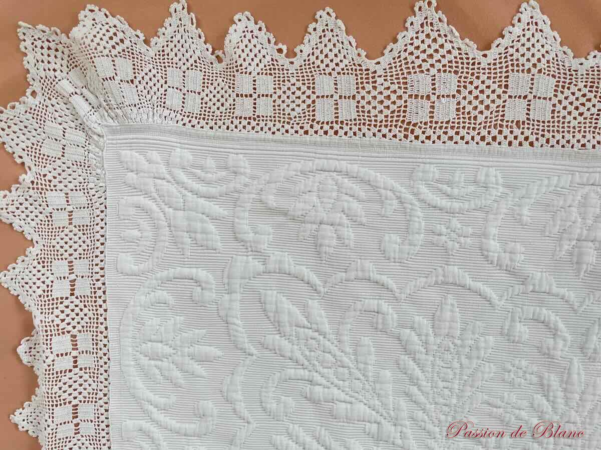Couverture provençale en piqué blanc avec relief motifs floraux – Image 5