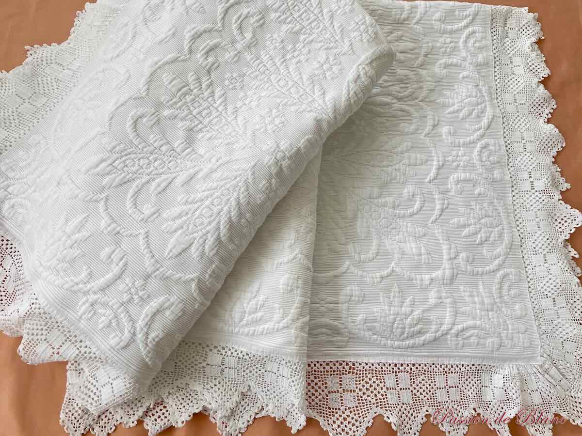Couverture provençale en piqué blanc avec relief motifs floraux – Image 8