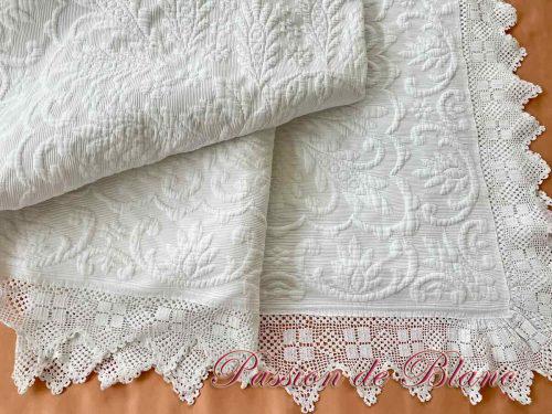 Couverture provençale en piqué blanc avec relief motifs floraux
