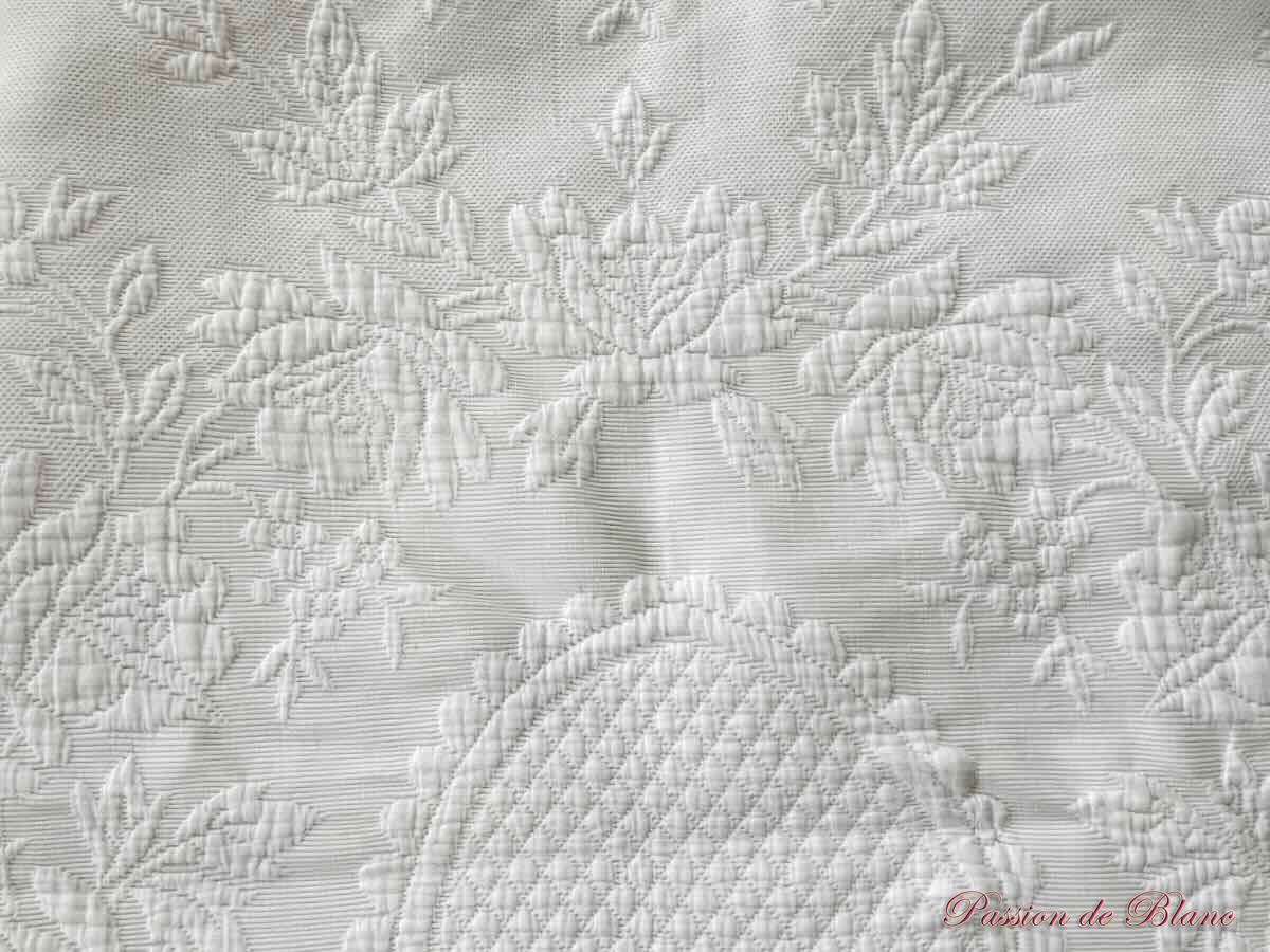 Couverture provençale en piqué blanc avec relief motifs floraux – Image 2