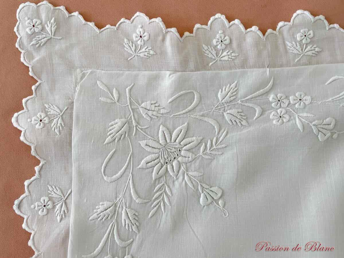 Merveilleuse taie avec branchages fleuris sur fil de lin, monogramme AH – Image 6