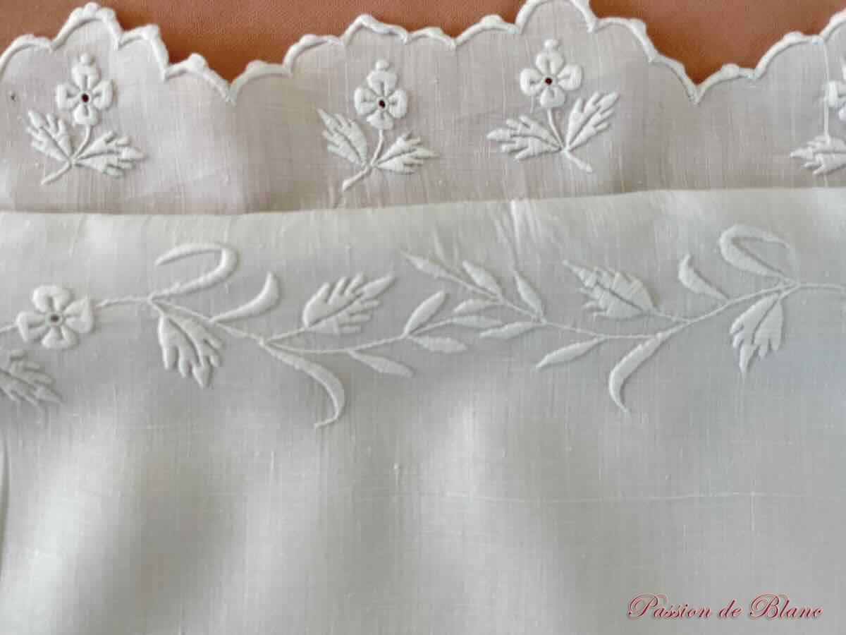 Merveilleuse taie avec branchages fleuris sur fil de lin, monogramme AH – Image 5