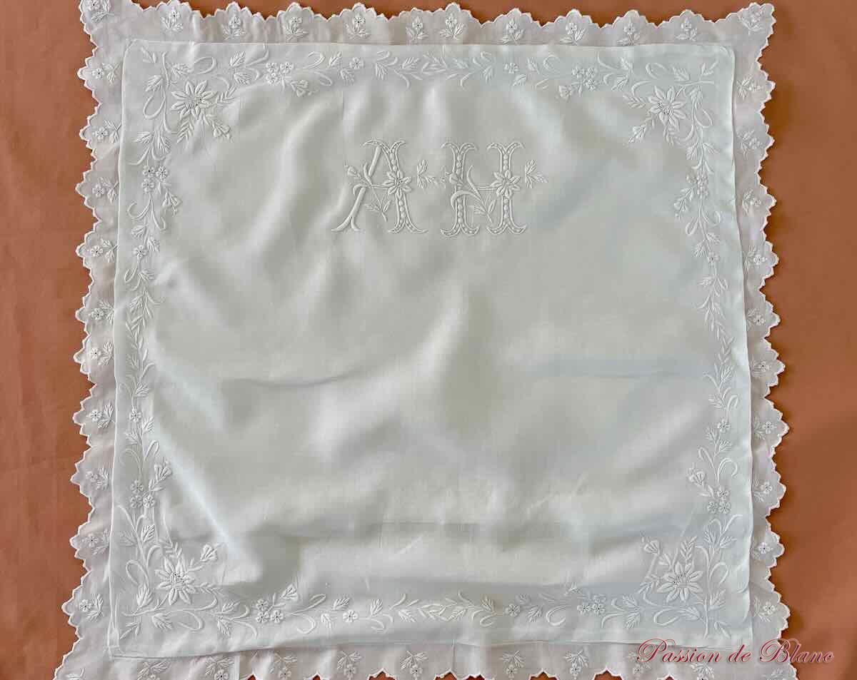 Merveilleuse taie avec branchages fleuris sur fil de lin, monogramme AH – Image 3