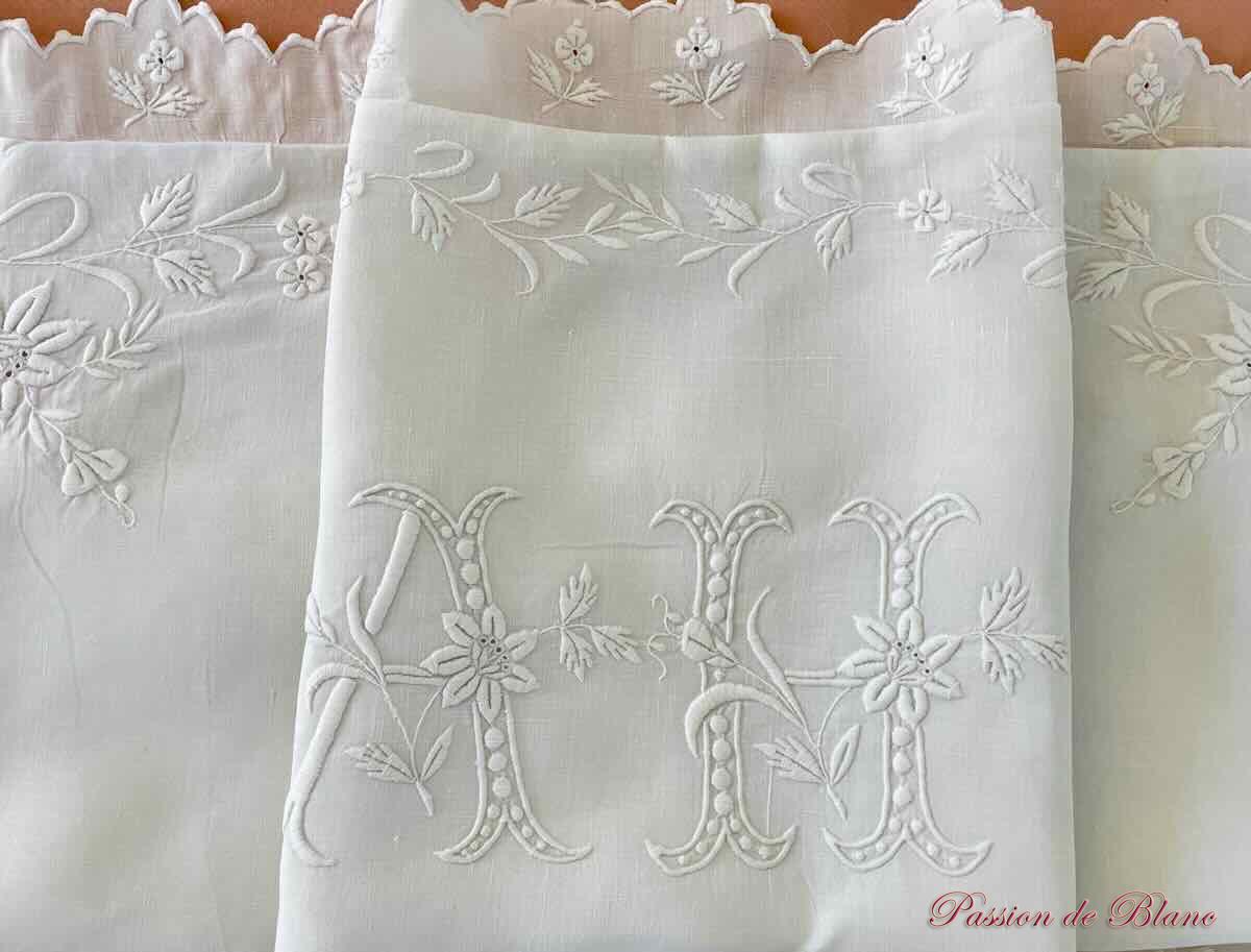 Merveilleuse taie avec branchages fleuris sur fil de lin, monogramme AH – Image 4