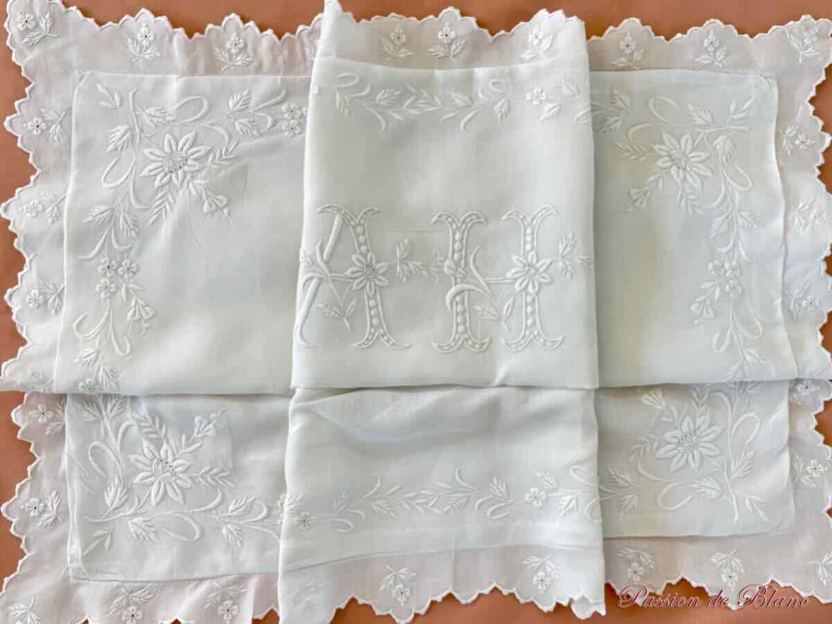 Merveilleuse taie avec branchages fleuris sur fil de lin, monogramme AH – Image 2