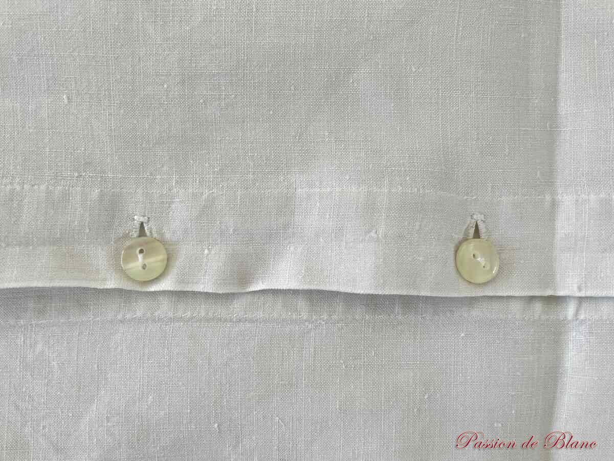 Merveilleuse taie avec branchages fleuris sur fil de lin, monogramme AH – Image 7