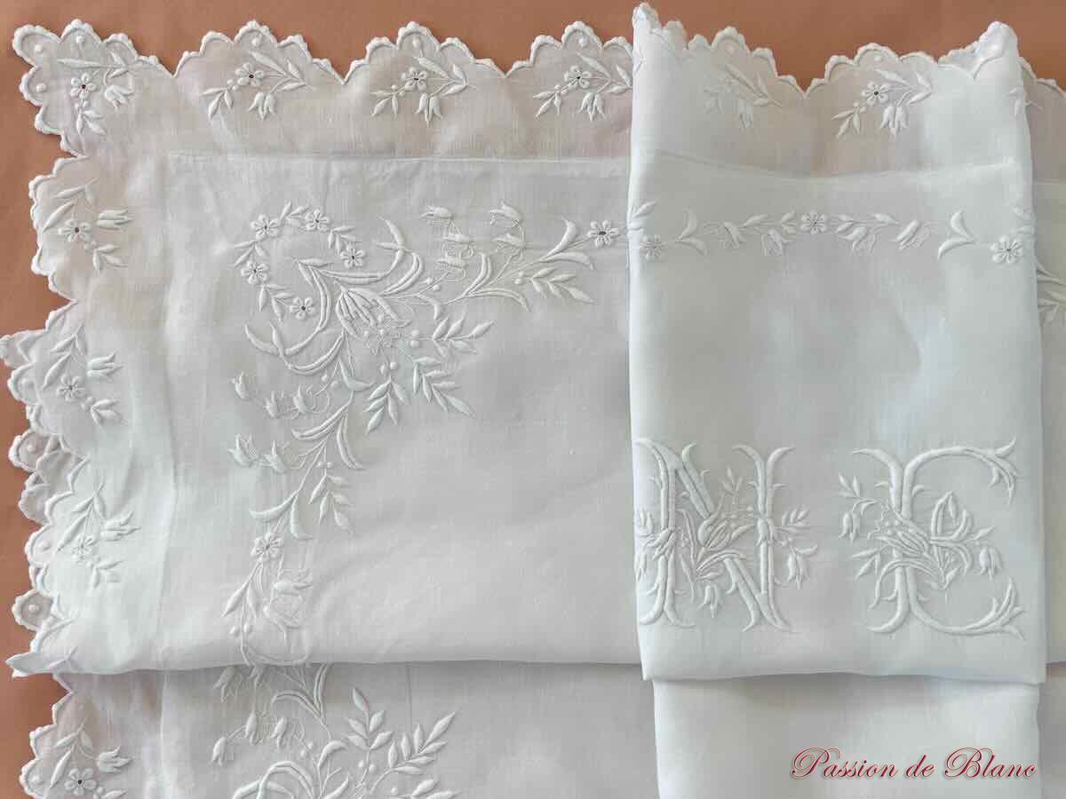 Somptueuse taie avec branchages fleuris sur fil de lin, monogramme NC – Image 4